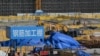 Para pekerja di lokasi konstruksi di bandara Fuzhou di Fuzhou, provinsi Fujian di tenggara China, 14 Oktober 2024. (ADEK BERRY / AFP)