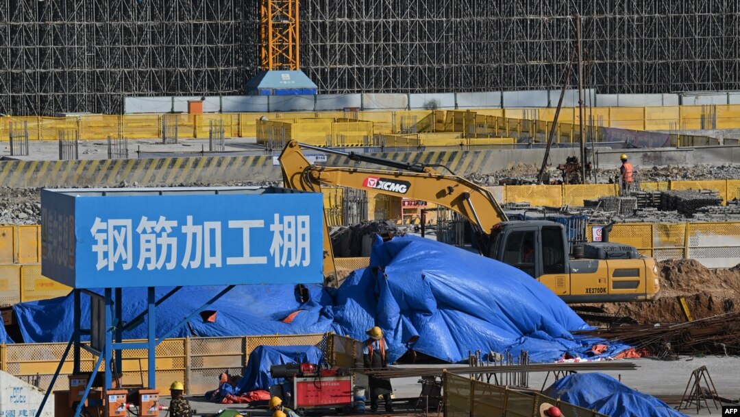 Para pekerja di lokasi konstruksi di bandara Fuzhou di Fuzhou, provinsi Fujian di tenggara China, 14 Oktober 2024. (ADEK BERRY / AFP)