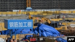 Para pekerja di lokasi konstruksi di bandara Fuzhou di Fuzhou, provinsi Fujian di tenggara China, 14 Oktober 2024. (ADEK BERRY / AFP)