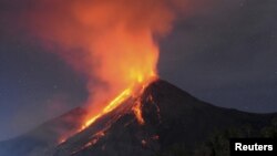 Aliran lahar dari Gunung Karangetang di Pulau Sitaro, Sulawesi Utara, saat erupsi pada 12 Mei 2015. (Foto: Antara Foto via Reuters)