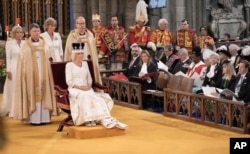 La reina Camila es coronada con la corona de la reina María durante su ceremonia de coronación en la Abadía de Westminster, Londres, el sábado 6 de mayo de 2023. (Jonathan Brady/vía AP)