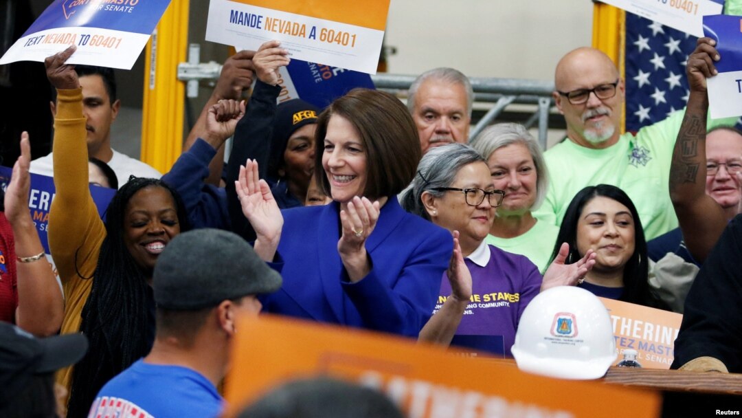 Senator Catherine Cortez Masto (baju biru) merayakan kemenangan pemilu bersama pendukungnya di Las Vegas, Nevada (12/11). Kemenangan Senator Catherine Cortez Masto di negara bagian Nevada memberi Partai Demokrat 50 kursi Senat AS. 
