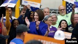 Senator Catherine Cortez Masto (baju biru) merayakan kemenangan pemilu bersama pendukungnya di Las Vegas, Nevada (12/11). Kemenangan Senator Catherine Cortez Masto di negara bagian Nevada memberi Partai Demokrat 50 kursi Senat AS. 