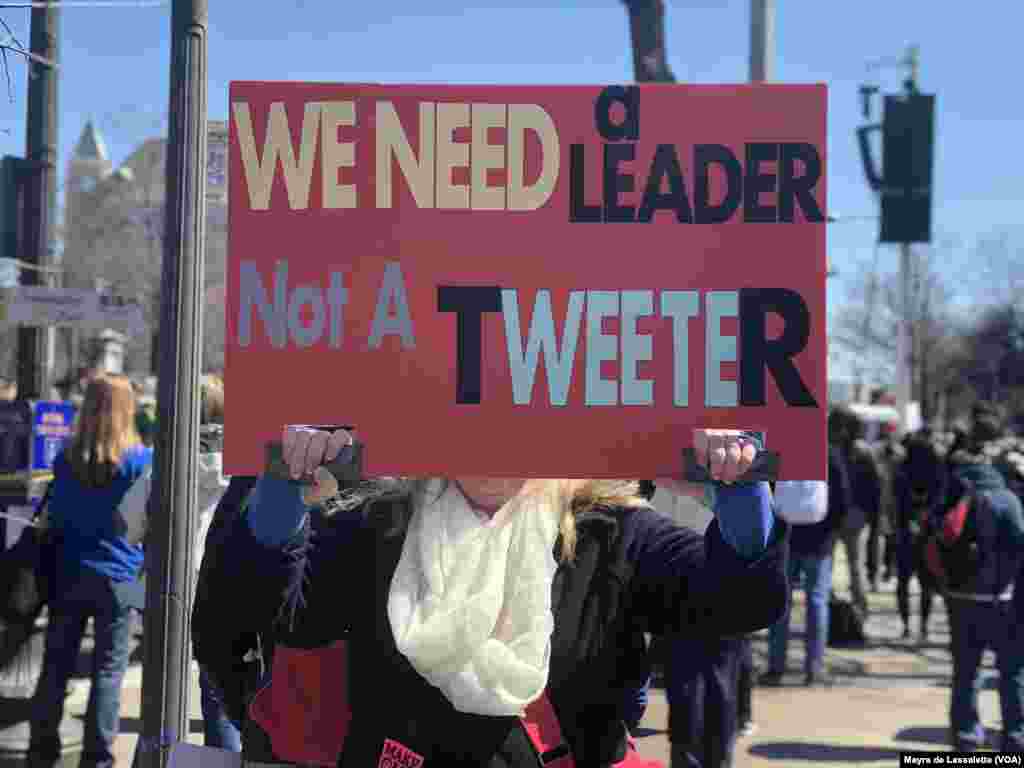 Mulher ergue cartaz dizendo: "Precisamos de um líder, não de um twitador", na Marcha Pelas Nossas Vidas