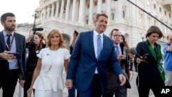 Sen Jeff Flake, wa Arizona akifuatna na mkewe Cheryl wakiondoka bungeni, Washington Jumanne, Oct 24 2017, baada ya kutangaza hatogombania tena kiti chake. 