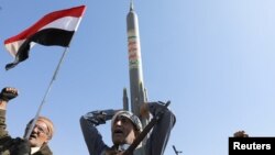 胡塞武装的支持者举着模拟火箭在萨那参加游行，声援加沙地带的巴勒斯坦人以及胡塞武装对红海和亚丁湾船只的袭击。(2024年1月29日)