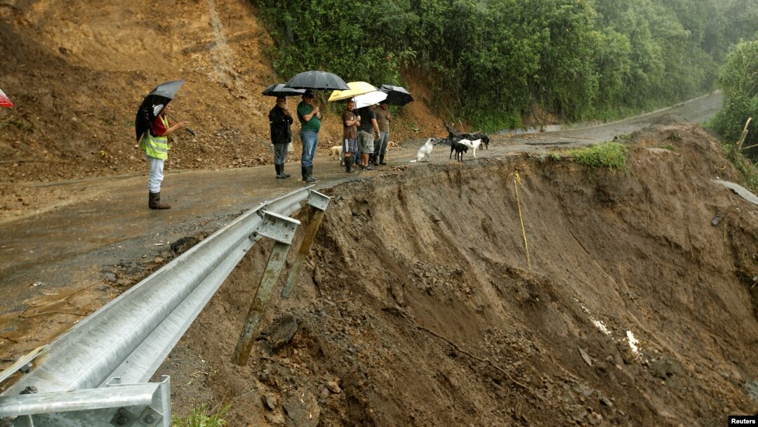 熱帶風暴特納在哥斯達黎加沖垮一些公路