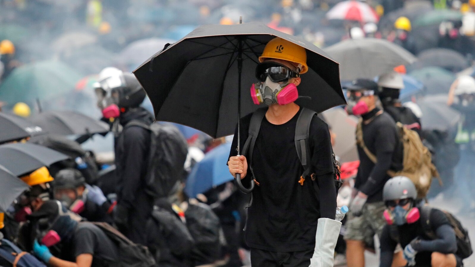香港抗議者2019年8月31日星期六發起民主抗議活動，在街頭與警察對峙。
