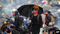 资料照片: 香港抗议者2019年8月31日星期六发起民主抗议活动，在街头与警察对峙。