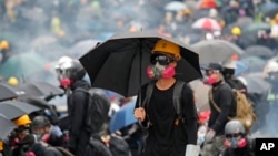 香港抗議者2019年8月31日在街頭與發射催淚彈的防暴警察對峙。