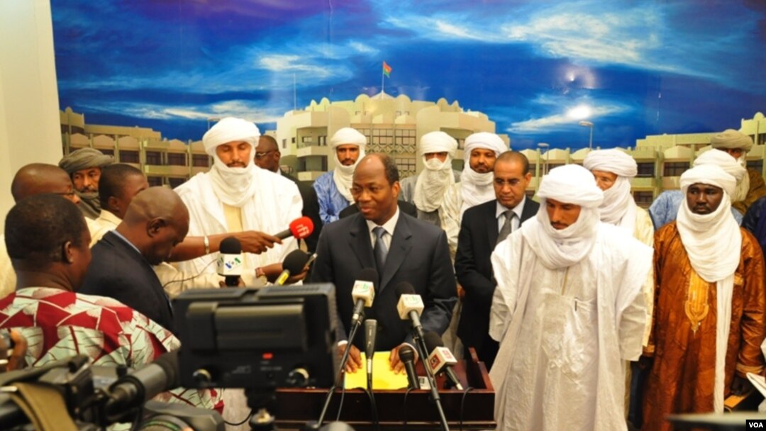 Utusan dari kelompok pemberontak Islamis Mali, Ansar Dine dan utusan pemerintah Mali bersama ketua negosiasi perdamaian untuk Mali dari ECOWAS memberikan keterangan seusai pertemuan di ibukota Burkina Faso, Ouagadougou (Foto: dok). Kelompok pemberontak Islamis telah sepakat untuk menolak aksi terorisme dan kekerasan, dan berupaya mencapai persatuan nasional, Selasa (4/12).