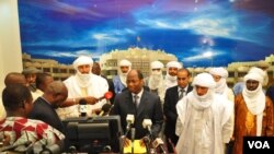 Les délégués d'Ansar Dine et du MNLA à Ouagadougou, avec le président Compaoré (16 nov. 2012)