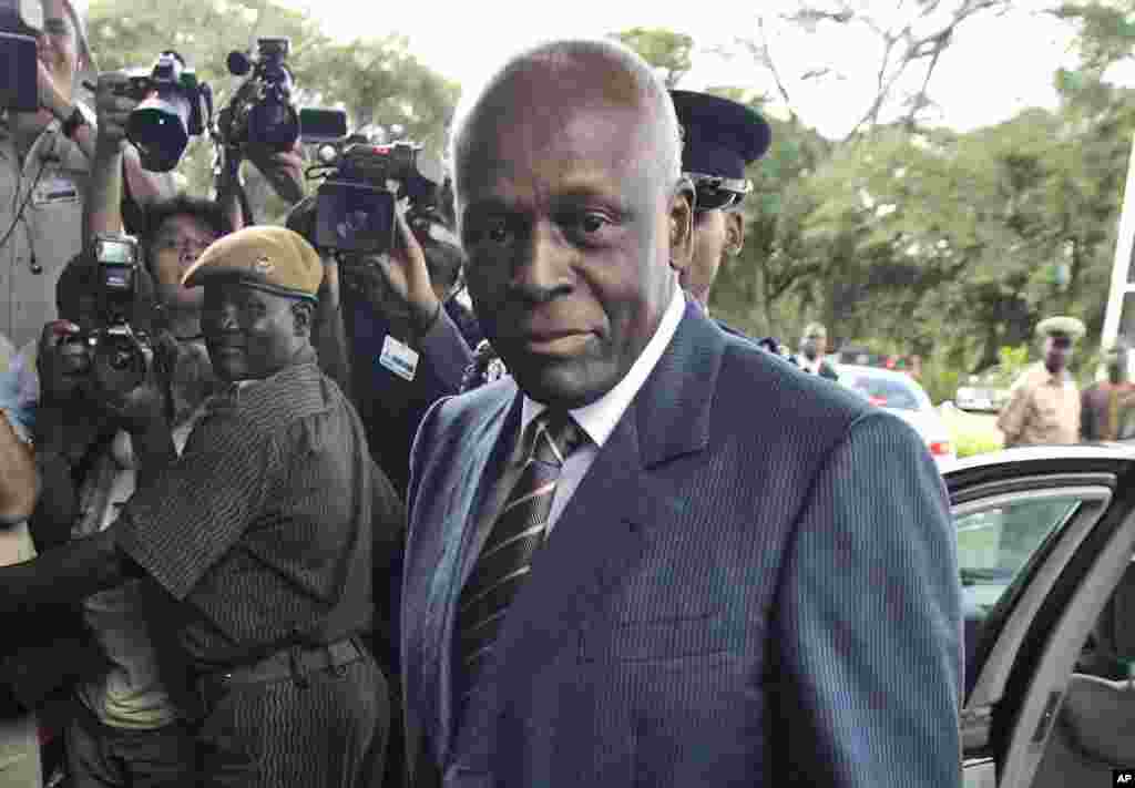 O Presidente de Angola, José Eduardo dos Santos, chega ao Centro Internacional de Conferências Mulungushi, em Lusaka, Zâmbia, a. 3 de Fevereiro de 2017