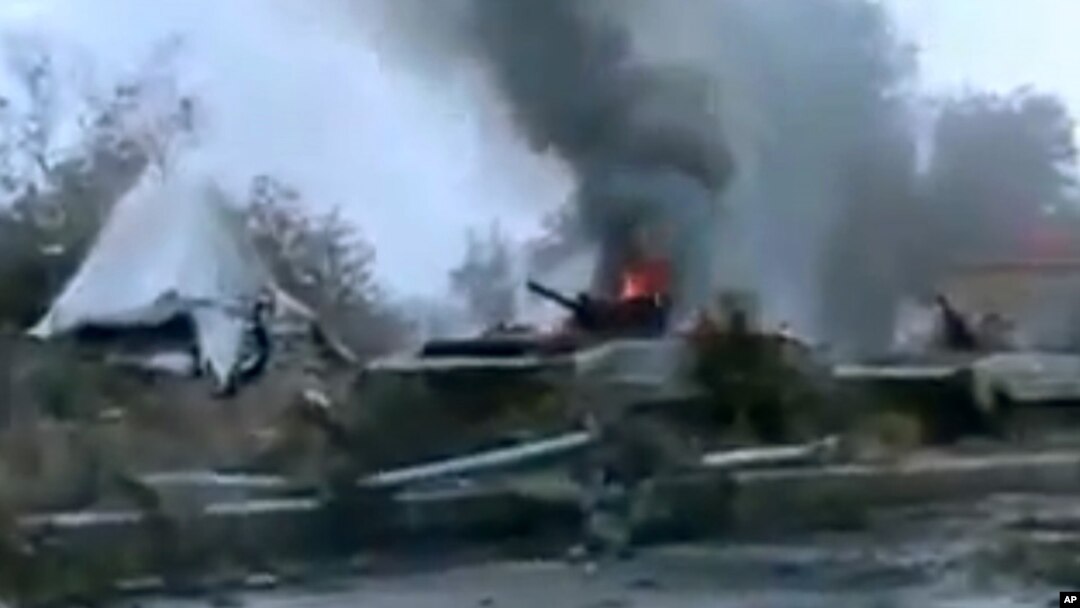 Sebuah kendaraan militer Suriah terbakar di luar pangkalan Deir el-Zour (Foto: dok).