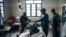 Le personnel médical de l'hôpital d'Oicha soigne un homme gravement blessé à la tête après une attaque perpétrée par des assaillants inconnus dans son village voisin, à Oicha, le 29 janvier 2020.