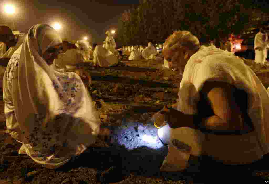 Həcc ziyarətinin əsas rituallarından biri olan &quot;Şeytana daş atma&quot; mərasimi 