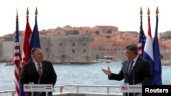 Državni sekretar SAD Majk Pompeo i premijer Hrvatske Andrej Plenković, na zajedničkoj konferecniji za štampu u Dubrovniku, Hrvatska, 2. oktobra 2020. (Foto: Rojters)