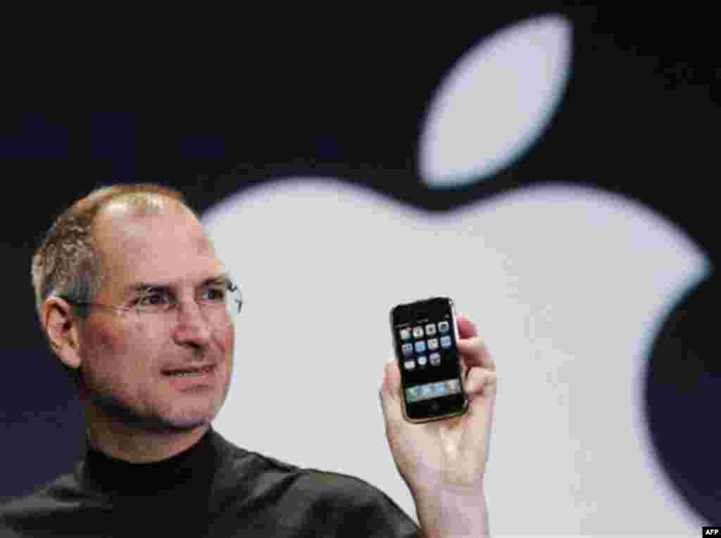 ** FILE ** Apple CEO Steve Jobs holds up an Apple iPhone at the MacWorld Conference in San Francisco, in this Jan. 9, 2007 file photo. (AP Photo/Paul Sakuma, File) ** zu unserem KORR. APD7270 **