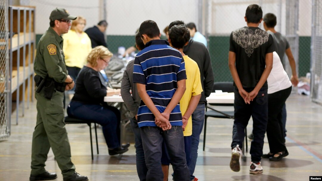 Agentes de inmigración han sido instruidos para que puedan distinguir quiénes califican para la orden ejecutiva del presidente Barack Obama incluso en centros de detención.