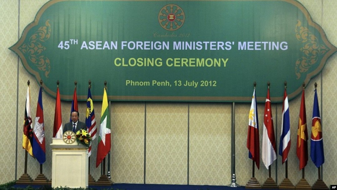 Ngoại trưởng Campuchia Hor Namhong đọc diễn văn trong phiên bế mạc hội nghị ASEAN lần thứ 45 hôm 13/7/12