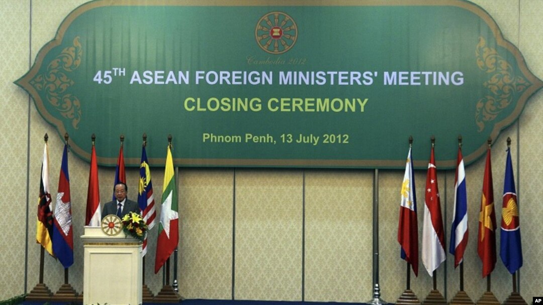 Cambodian Foreign Minister Hor Namhong speaks at the closing ceremony of the 45th Association of Southeast Asian Nations (ASEAN) Foreign Ministers' Meeting in Phnom Penh, Cambodia July 13, 2012.