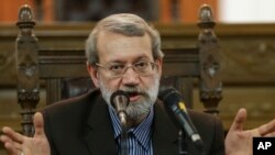 Ketua parlemen Iran, Ali Larijani, berbicara selama konferensi pers di Tehran, Iran, Selasa 6 Desember 2016 (foto: AP Photo/Vahid Salemi)