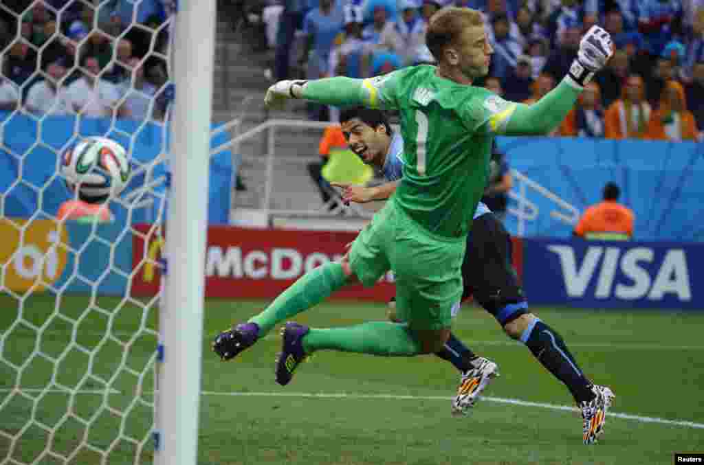 Uruguay's Luis Suarez scores against England during their 2014 World Cup Group D soccer match at the Corinthians arena in Sao Paulo, June 19, 2014. 