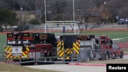 Petugas tanggap darurat terlihat di dekat sebuah sinagoga di mana seorang pria dilaporkan telah menyandera orang saat kebaktian di Colleyville, Texas, 15 Januari 2022. (Foto: Reuters)