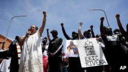 Melina Abdullah, a la izquierda de "Las Vidas Negras Importan" encabeza una protesta en Los Angeles tras la muerte en Minneapolis de George Floyd, muerto a manos de policías.