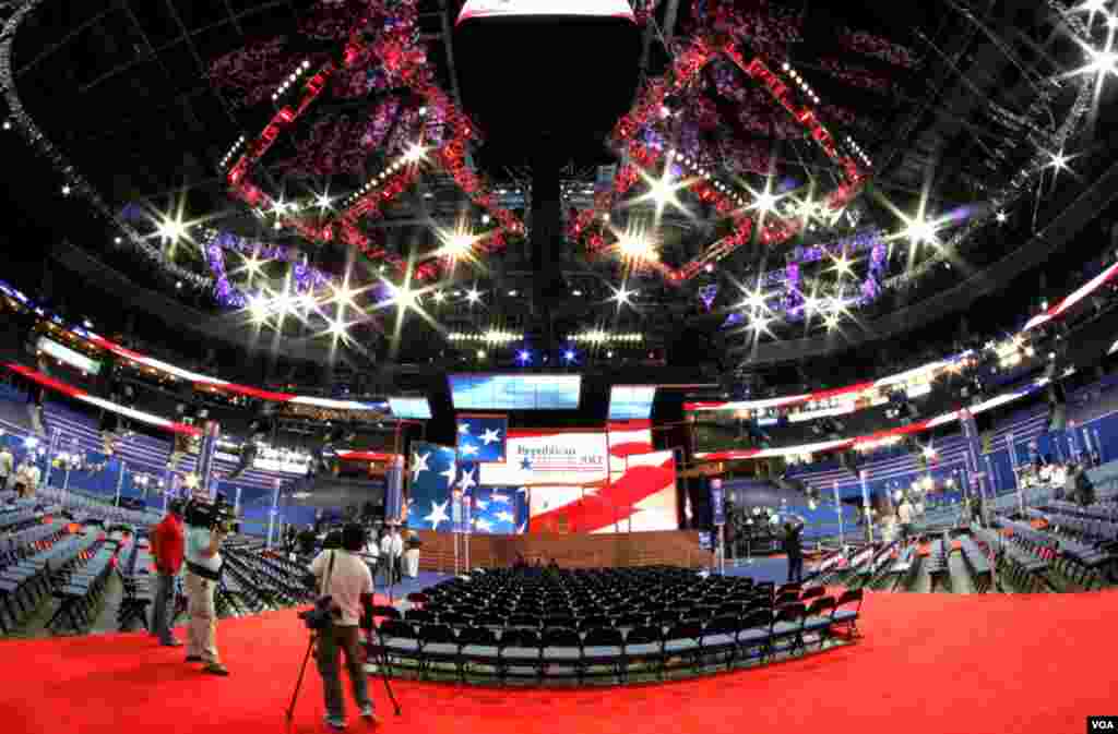 The Republican National Convention main stage at the Tampa Bay Times Forum in Tampa, Florida, August 27, 2012. (B. Allen/VOA)