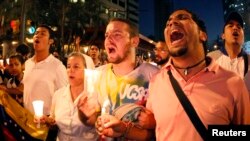 Estudiantes opositores al gobierno de Nicolás Maduro participan en una protesta en contra del diálogo iniciado entre el gobierno y una parte de la oposición.