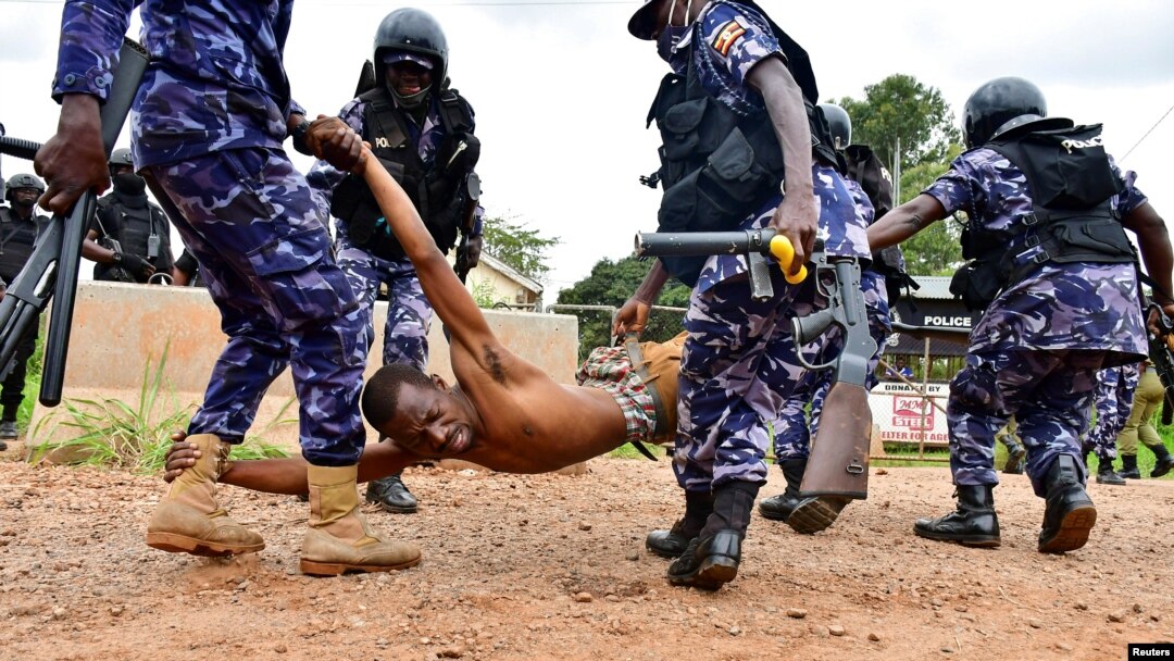 Umwe mu bigaragambya bashyigikiye umunyapolitike utavuga rumwe na Leta Bobi Wine, atwawe intambike na polisi ishinzwe guhoza imyigaragambyo. Aha byabereye mu Karere ka Luuka mu Burasirazuba bwa Uganda taliki 18,11, 2020.