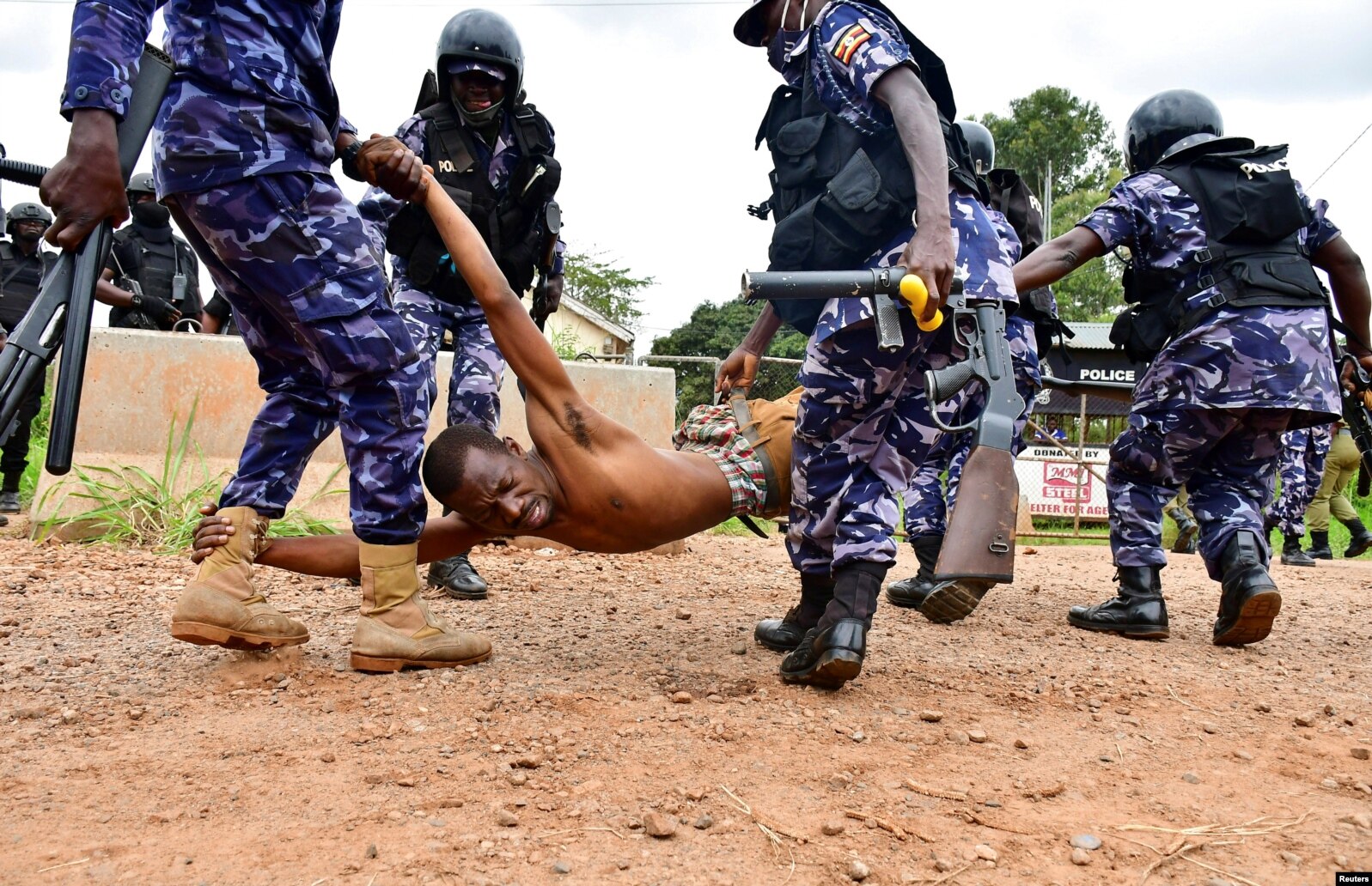 Namoyishchi qo'lga olinmoqda. Uganda.