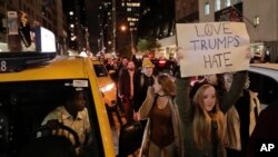 Demonstran berbasis di sepanjang 57th Street menuju Trump Tower (9/11) di New York, menentang terpilihnya Donald Trump sebagai presiden.