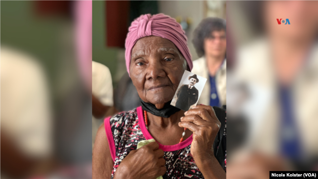 Una devota muestra una estampa del beato José Gregorio Hernández, conocido como el "médico de los pobres". 