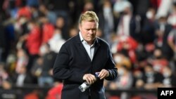 Ronald Koeman après la défaite de son club, le FC Barcelone devant le Rayo Vallecano, Espagne, le 27 octobre 2021. 