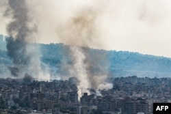 Asap mengepul di atas pinggiran selatan Beirut selama serangan Israel pada 28 September 2024. (Foto: AFP)