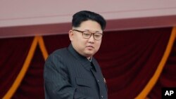 Chủ tịch Bắc Triều Tiên Kim Jong Un đang xem diễu hành ở Bình Nhưỡng, ngày 10/05/2016.