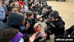 Amüerika polisi vətəndaşların qarşısında diz çöküb