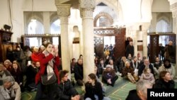 Une séance de prière membres de la communauté musulmane dans la Grande Mosquée de Paris, France, 10 janvier 2016.