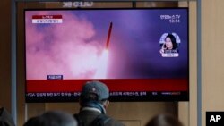 2일 한국 서울역의 TV에 북한 단거리 미사일 발사가 보도되고 있다. 
