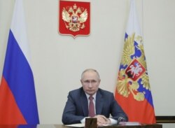 블라디미르 푸틴 러시아 대통령이 30일 모스크바에서 화상 회의를 주재하고 있다.