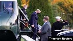El presidente Donald Trump desciende del helicóptero oficial, el Marine One, a su llegada al hospital militar Walter Reed el 2 de octubre de 2020.