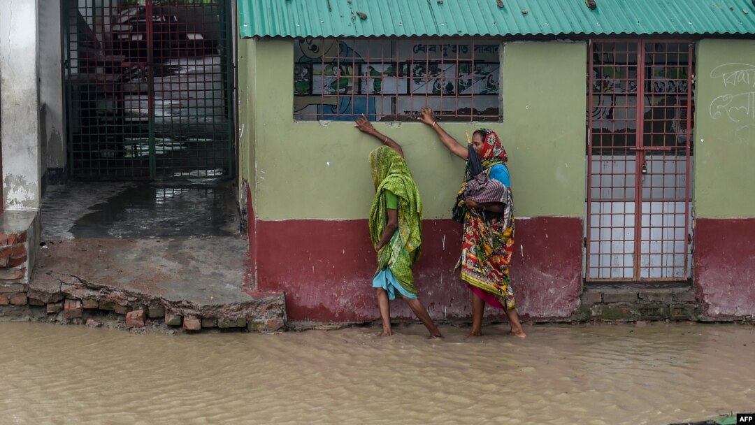 Jalanan di Dacope, Khulna, Bangladesh tergenang banjir setelah topan Amphan menghantam pesisir India dan Bangladesh, Rabu (20/5).
