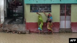 Jalanan di Dacope, Khulna, Bangladesh tergenang banjir setelah topan Amphan menghantam pesisir India dan Bangladesh, Rabu (20/5).
