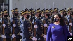 La flamante presidenta de Kosovo ,Vjosa Osmani-Sadriu, revista la Guardia de Honor durante la ceremonia de juramentación (AP Foto)