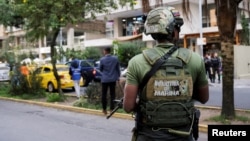 Un miembro de las fuerzas de seguridad patrulla las calles de Quito, Ecuador, el 16 de abril de 2024.