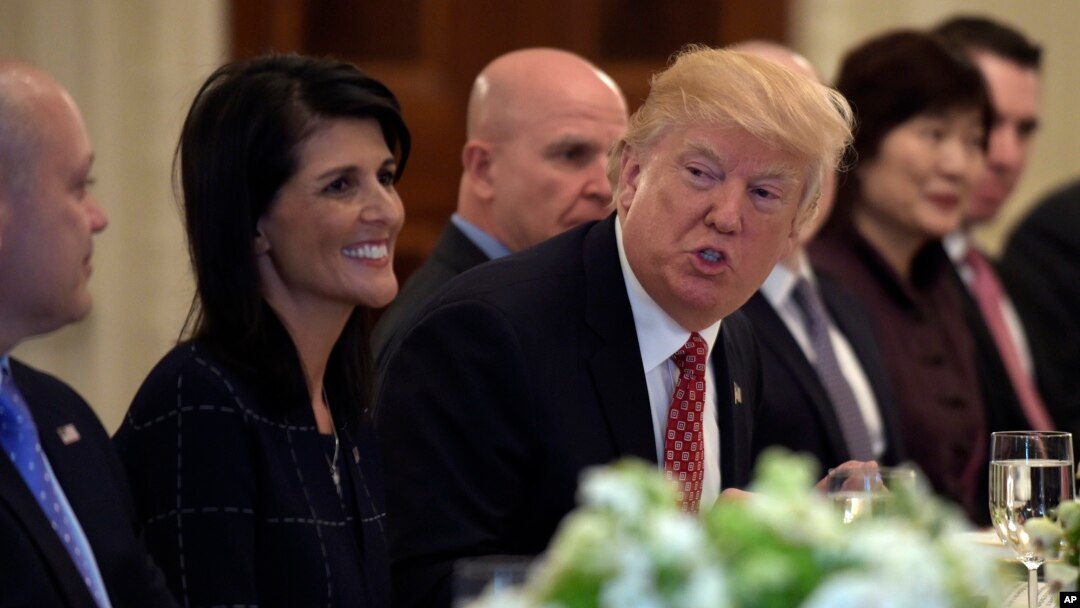 Tổng thống Donald Trump ngồi cạnh Đại sứ Mỹ tại LHQ Nikki Haley trong bửa ăn trưa với đại sứ các nước trong Hội đồng Bản an LHQ, ngày 24/4/2017.