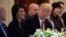 Tổng thống Donald Trump ngồi cạnh Đại sứ Mỹ tại LHQ Nikki Haley trong bửa ăn trưa với đại sứ các nước trong Hội đồng Bản an LHQ, ngày 24/4/2017.
