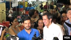 El presidente encargado de Venezuela, Juan Guaidó, visitó el sábado el mercado municipal de Chacao, en Caracas.